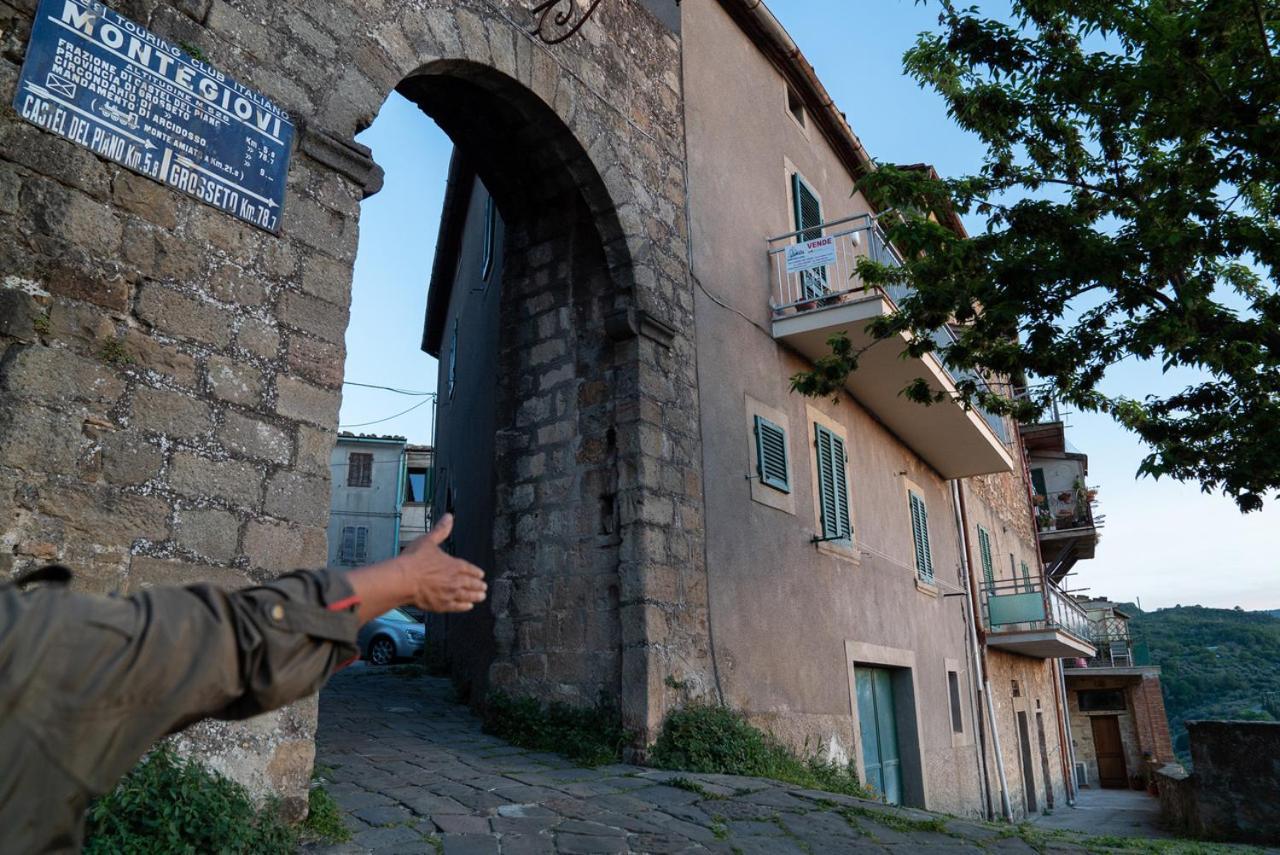 Cantina Nel Castello Montegiovi Exterior photo